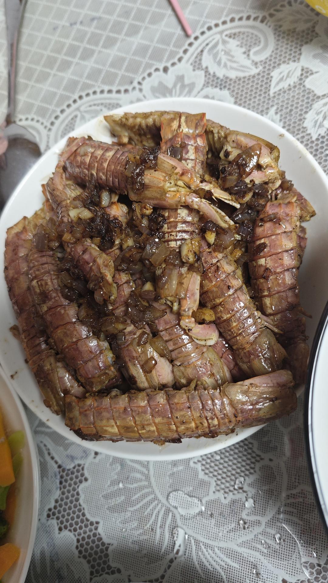 无油炸版的椒盐皮皮虾和巧拨虾壳的方法