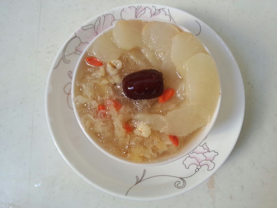 冰糖银耳雪梨汤