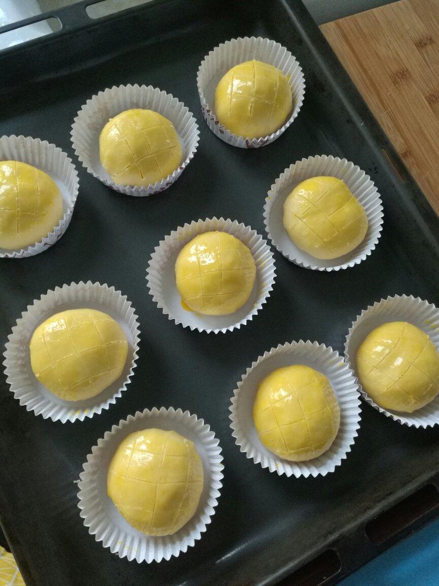 好吃到炸裂的港式菠萝包（附带制作酥皮的小视频）