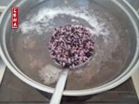 有机红豆黑米粥的做法 步骤7