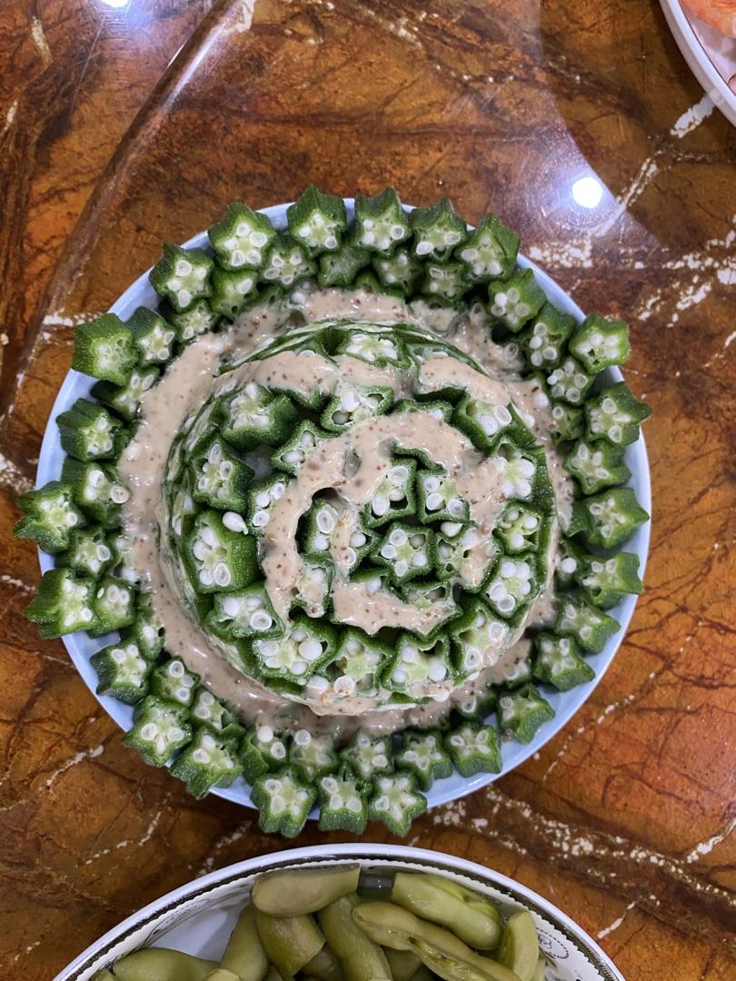 这绝对是秋葵颜值最高的做法，好看又好吃，端上桌最先光盘