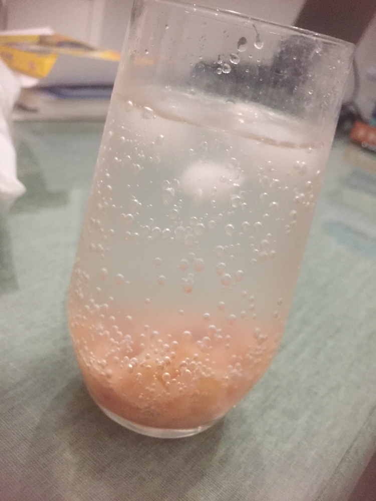 少女心的蜜桃酱气泡水的做法 步骤6
