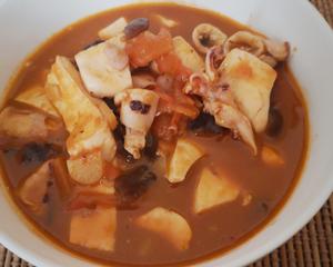茄汁笔管鱼豆腐汤的做法 步骤2