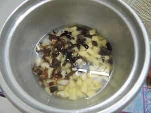 电饭锅～香菇马铃薯鸡肉焖饭的做法 步骤2