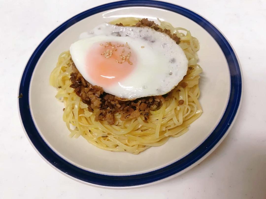 鸡蛋炸酱面
