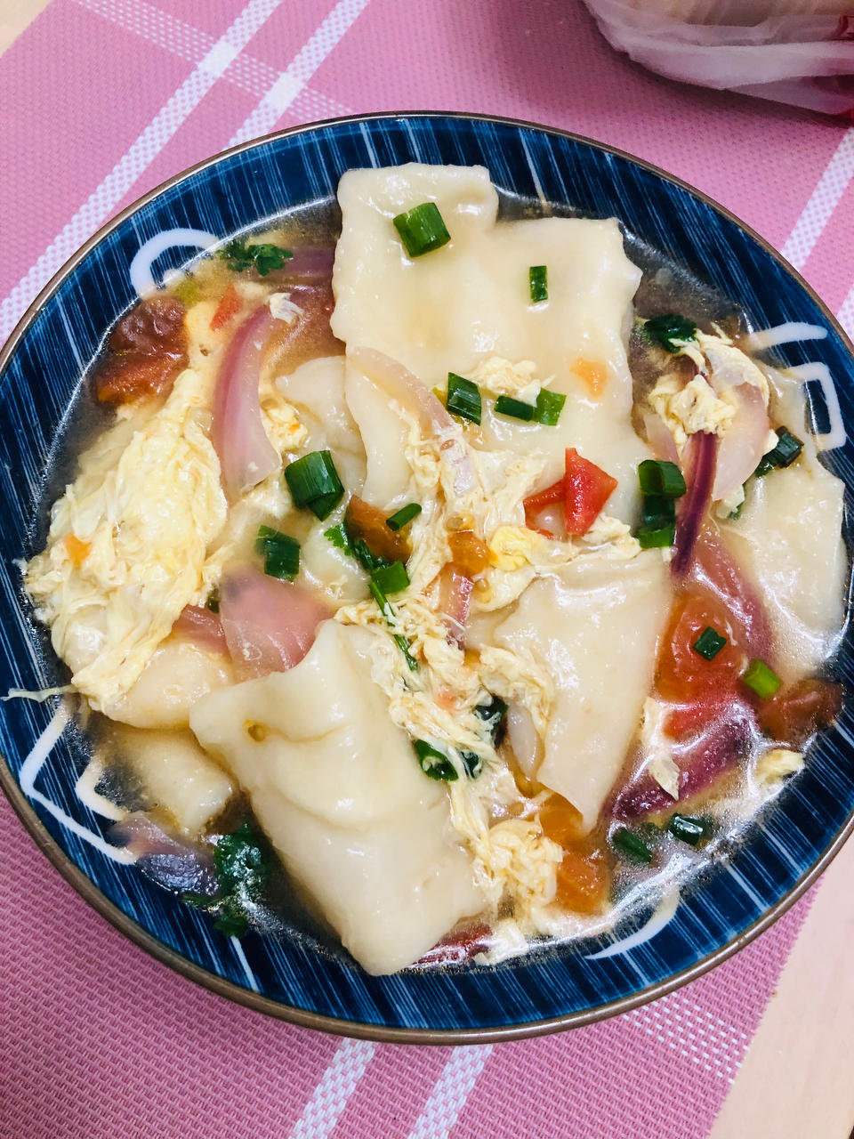 面片汤，面片爽滑筋道又柔软，汤汁鲜美