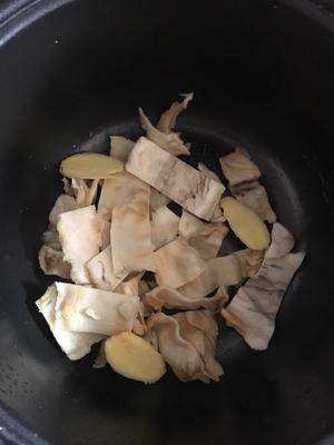 鱼胶香菇炖鸡汤的做法 步骤1