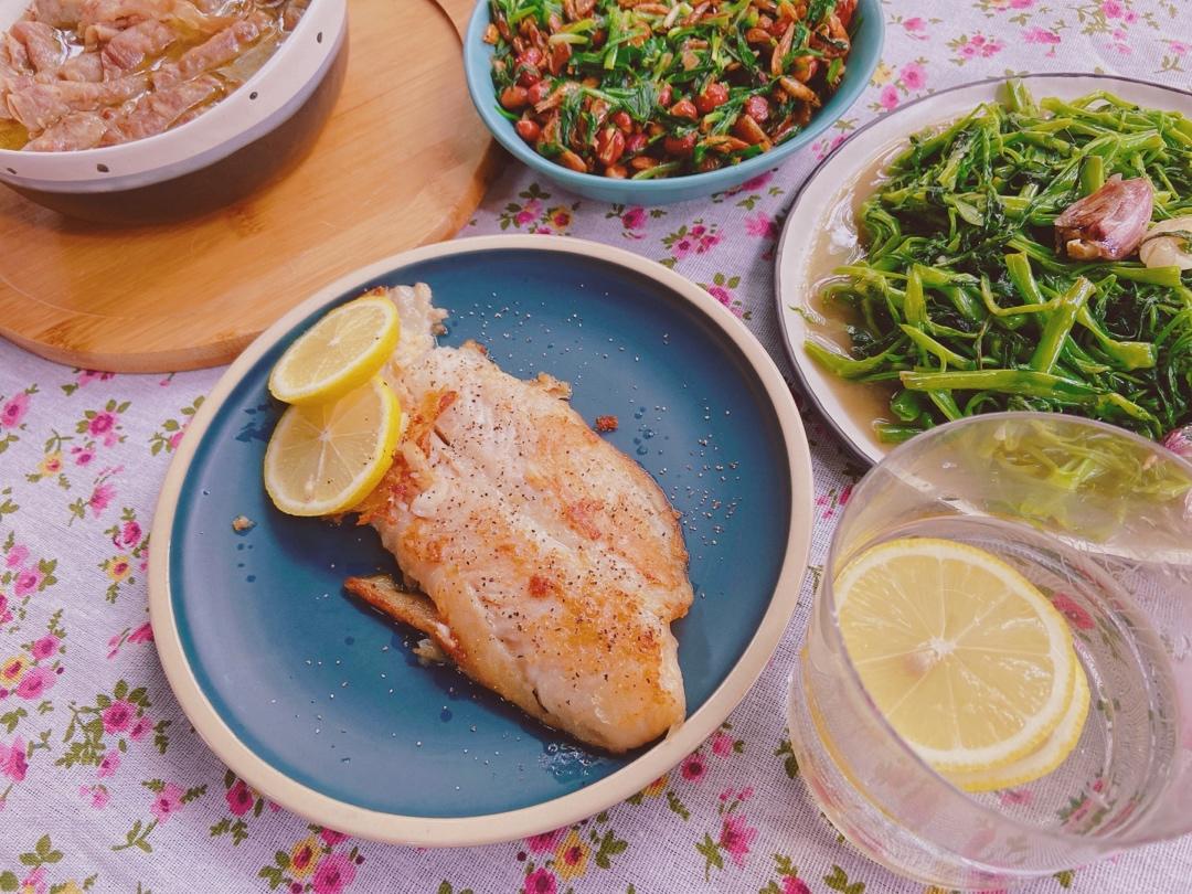 香煎两条快乐巴沙鱼柳