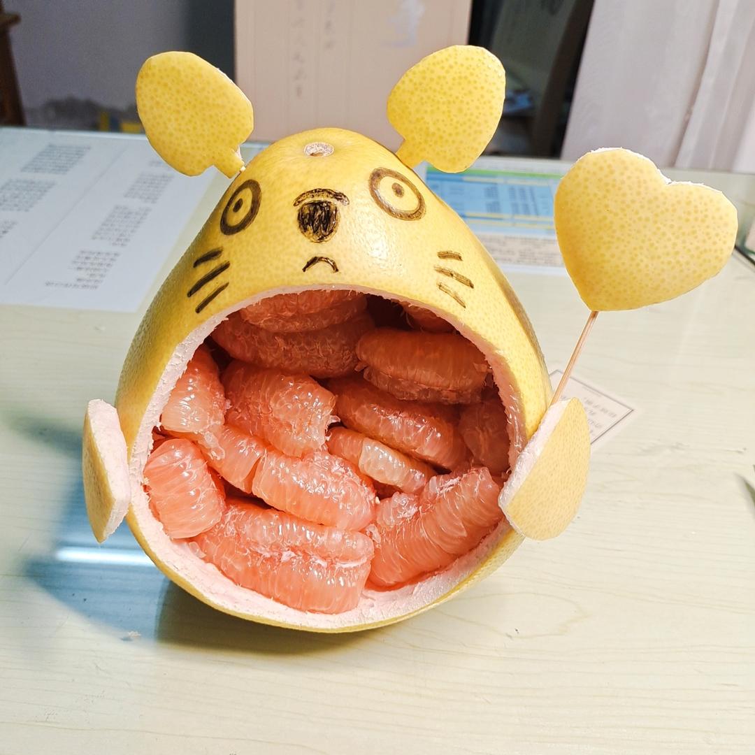 原来用一根牙签，就可以简单快速剥出完整柚子，这方法太棒了