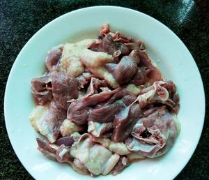 羊肚菌炖鸭汤的做法 步骤1