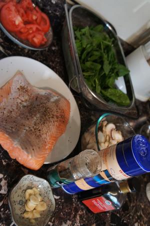 香煎三文鱼咗菠菜口蘑的做法 步骤1