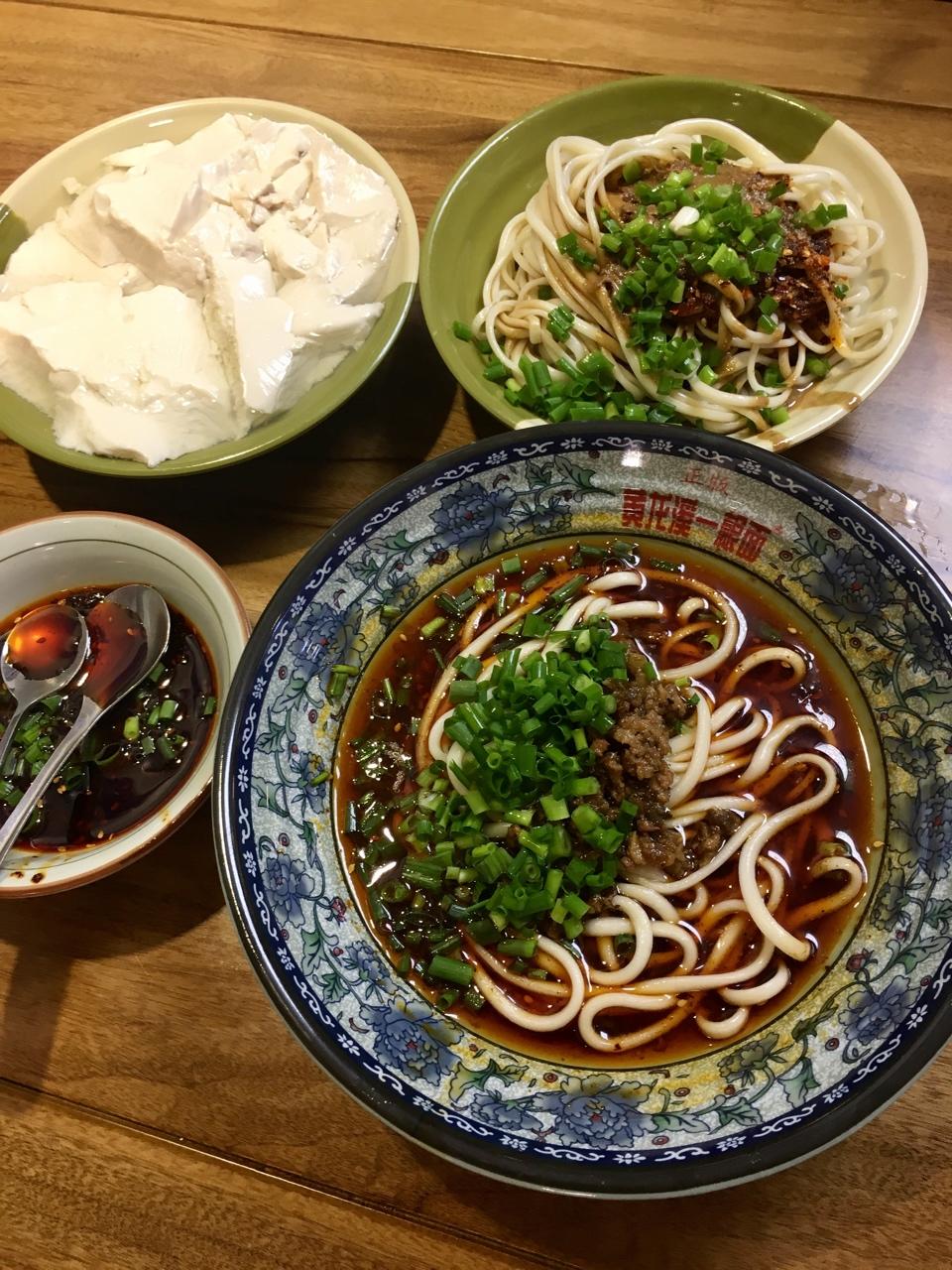 不能看美食节目 大半夜的又饿又馋 想起去成都的时候特意去了黄龙溪吃