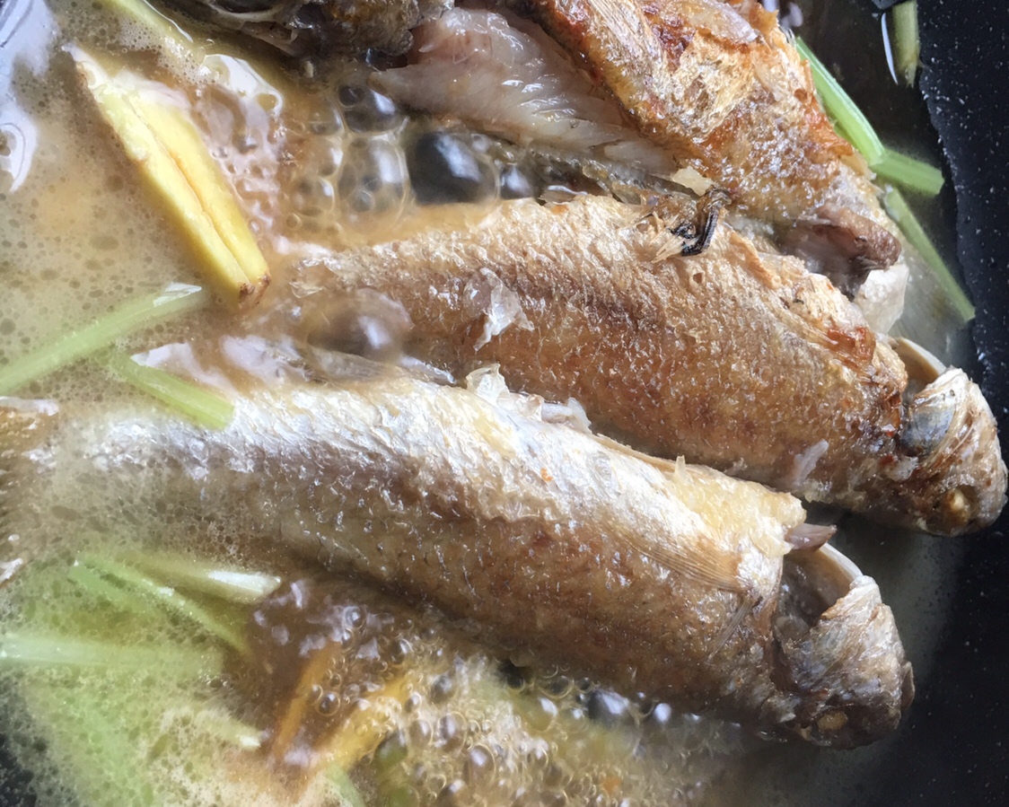 潮式‘半煎煮’黄姑鱼的做法 步骤4