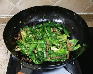 豆豉鲮鱼炒油麦菜的做法 步骤6