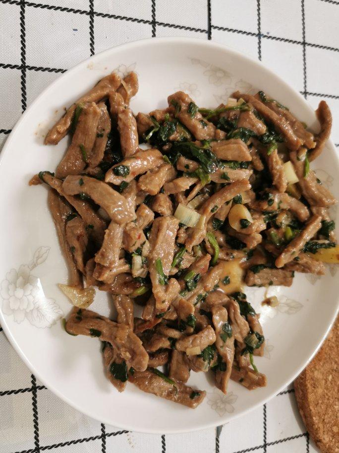 香菜炒牛肉（附菜根香做法）