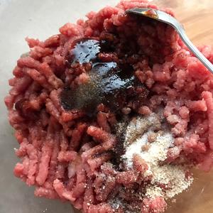 牛肉香菇红萝卜饺子的做法 步骤3