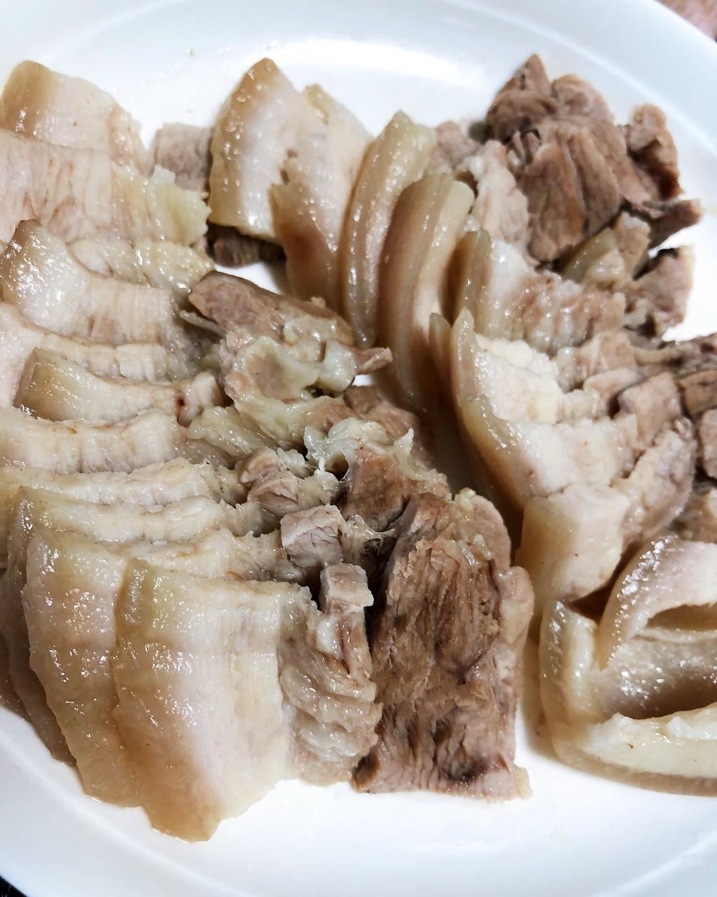 秘制蒜泥白肉（入口即化，不好吃你来打我）