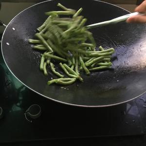 辣椒炒缸豆(豆角)的做法 步骤3