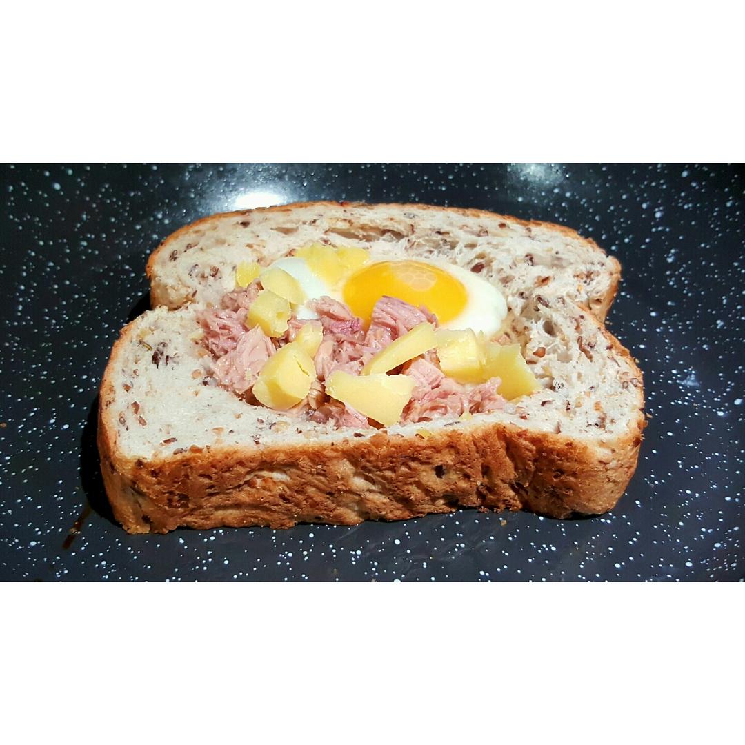 鸡蛋火腿藏在吐司里