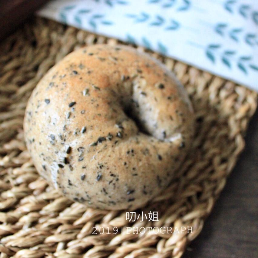 黑芝麻黑麦贝果