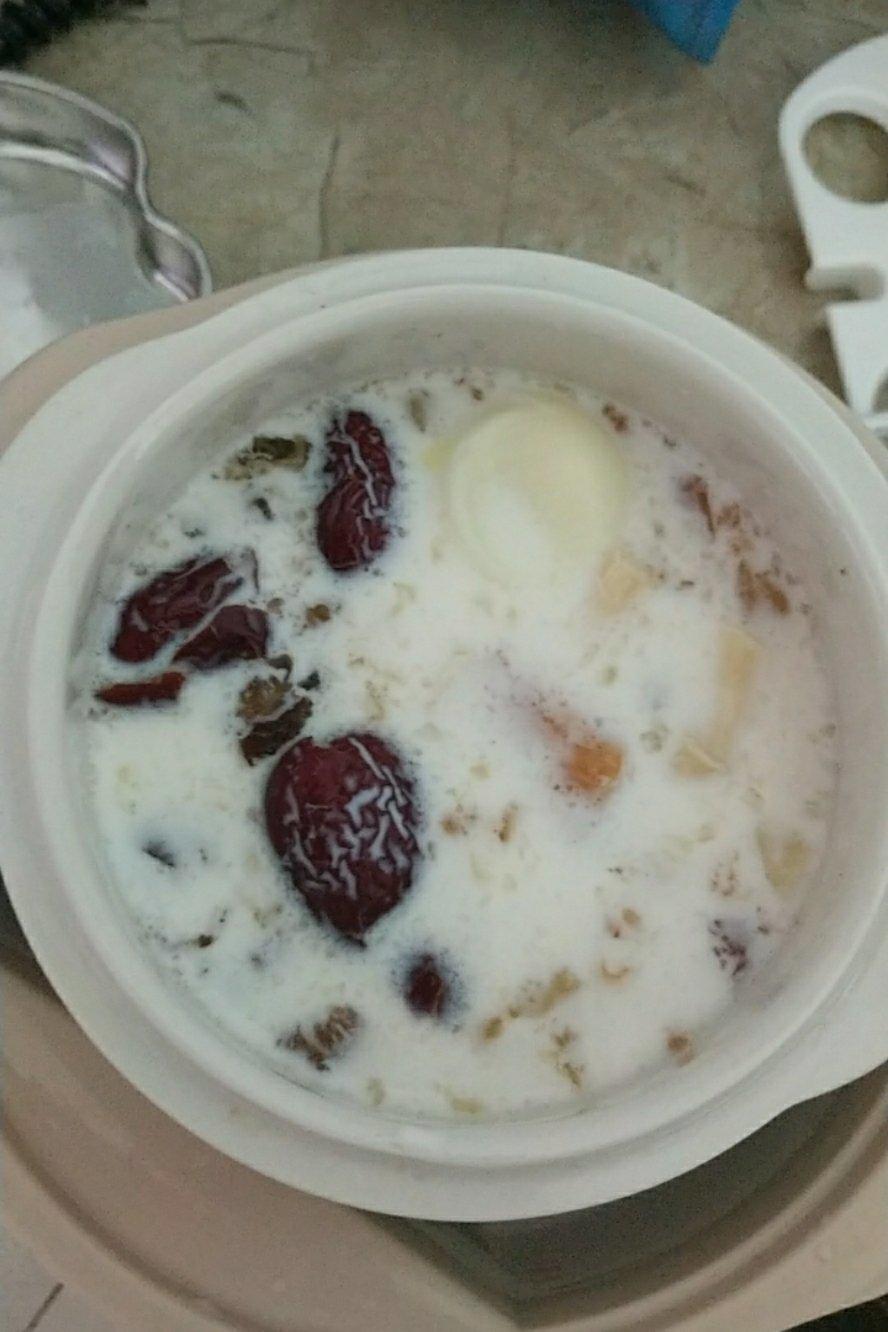 牛奶花胶炖桃胶糖水