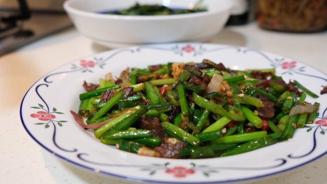 韭菜花炒腊肉