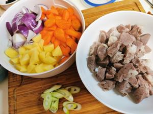羊肉炖胡萝卜土豆洋葱，这一锅出来非常下饭的做法 步骤3