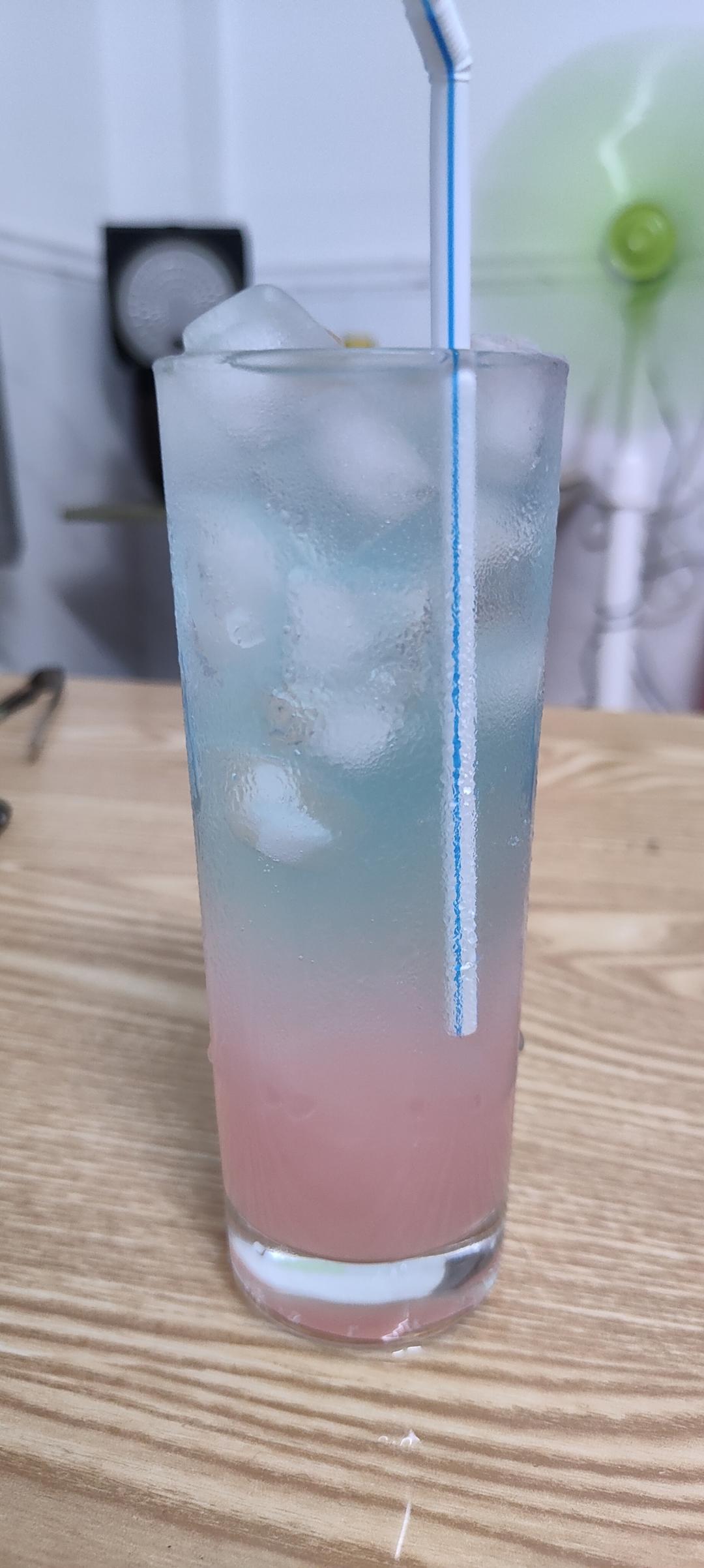 快看啊，这杯海洋之恋颜值太高了吧，关键还好喝得没道理啊！