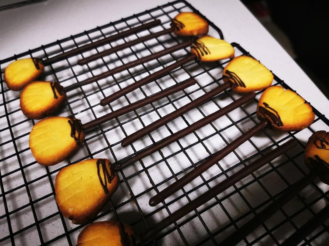 万圣节!女巫的扫帚饼干