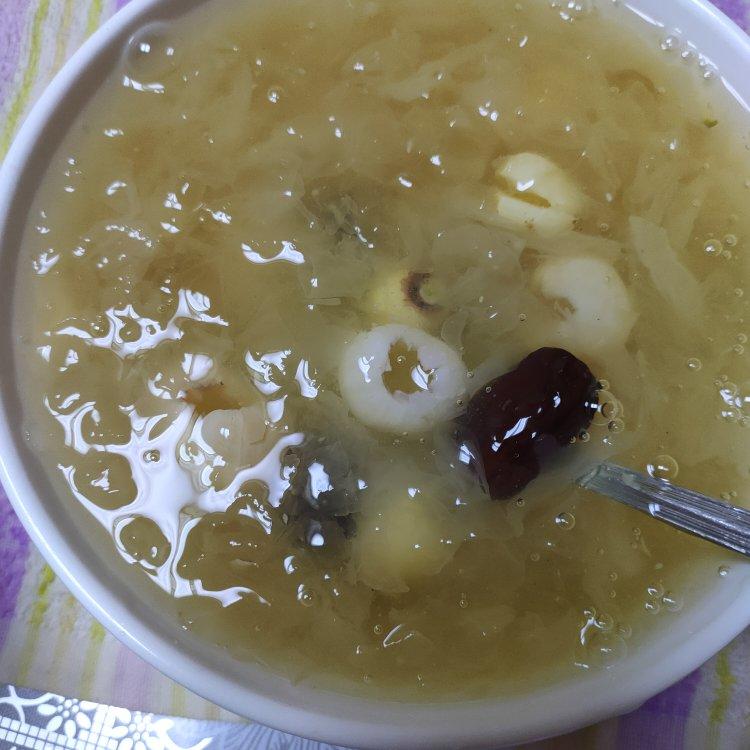 银耳红枣莲子羹Tremella jujube lotus nuts sweet soup