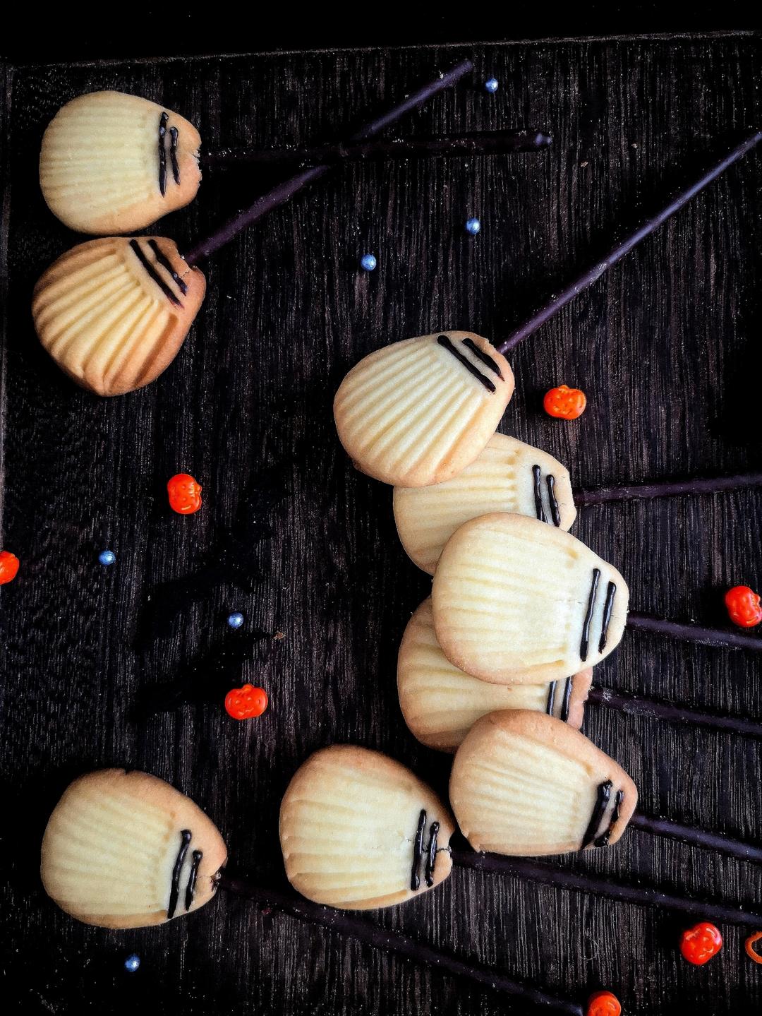 万圣节!女巫的扫帚饼干