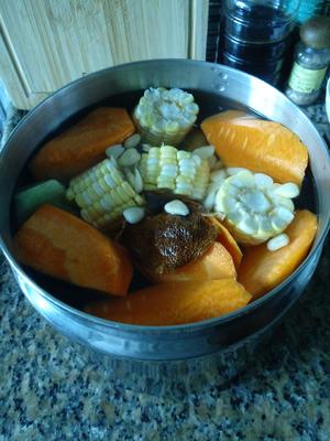 青红萝卜粟米煲猪骨汤(润肺止咳老火汤)的做法 步骤3