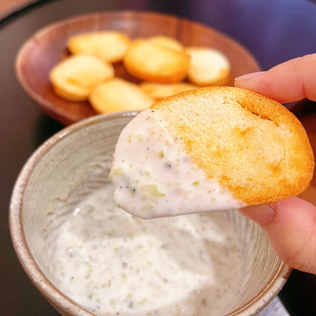 烤馒头片配酸奶酱