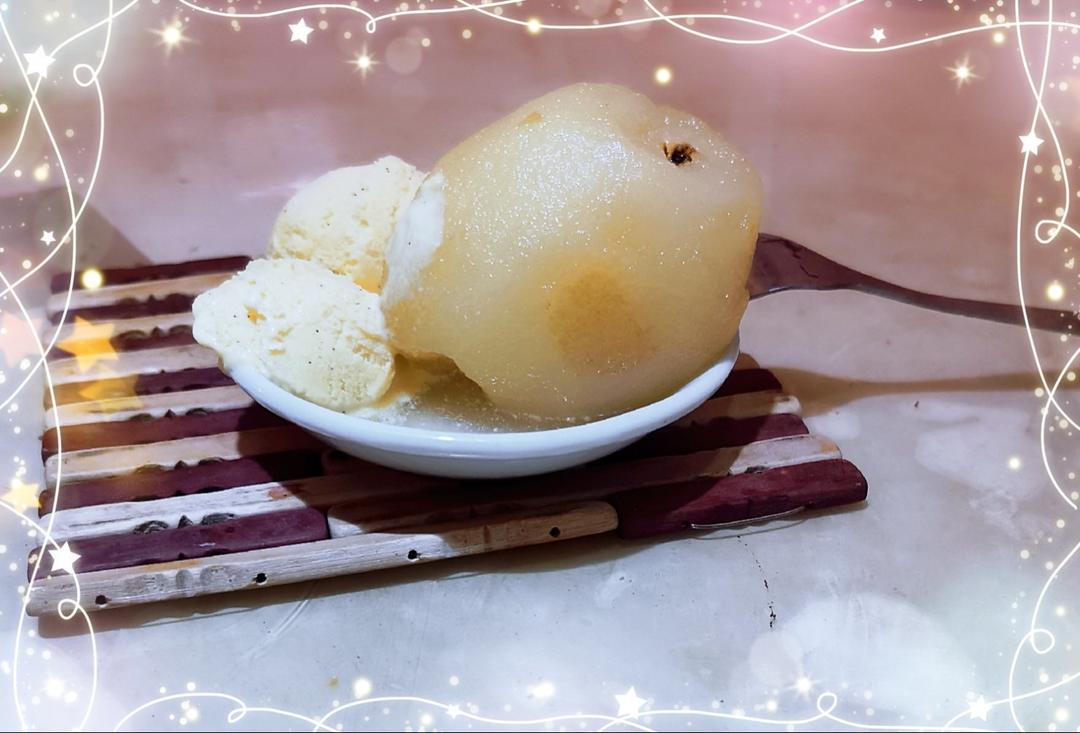 炆煮香梨配香草冰淇淋