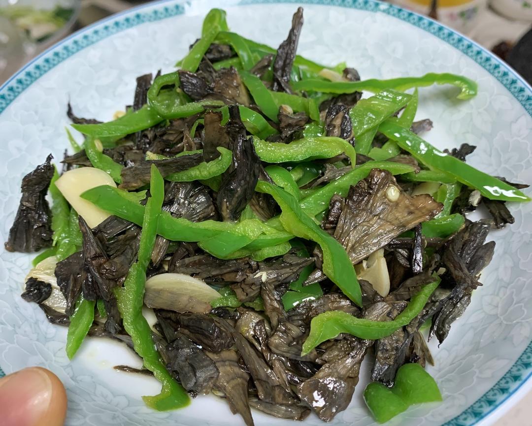 【一年四季都能吃到的"青椒炒干巴菌"云南人都爱吃😍的做法步骤图】