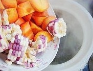 玉米胡萝卜煲脊骨汤的做法 步骤4