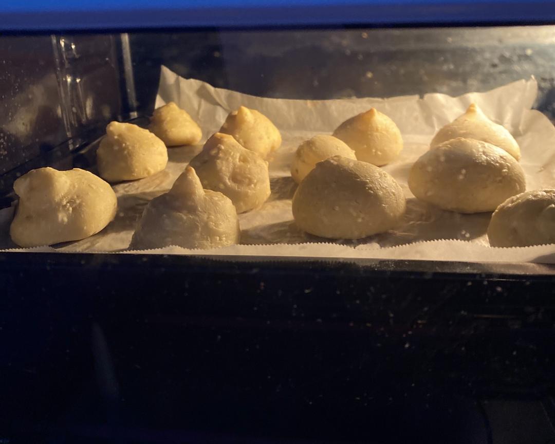 不用预拌粉，不用开高温，百分百膨胀起来的空心麻薯恐龙蛋～麻薯的膨胀能力在进烤箱前就已经决定了。的做法