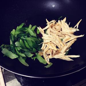 小白菜炒腐竹的做法 步骤3