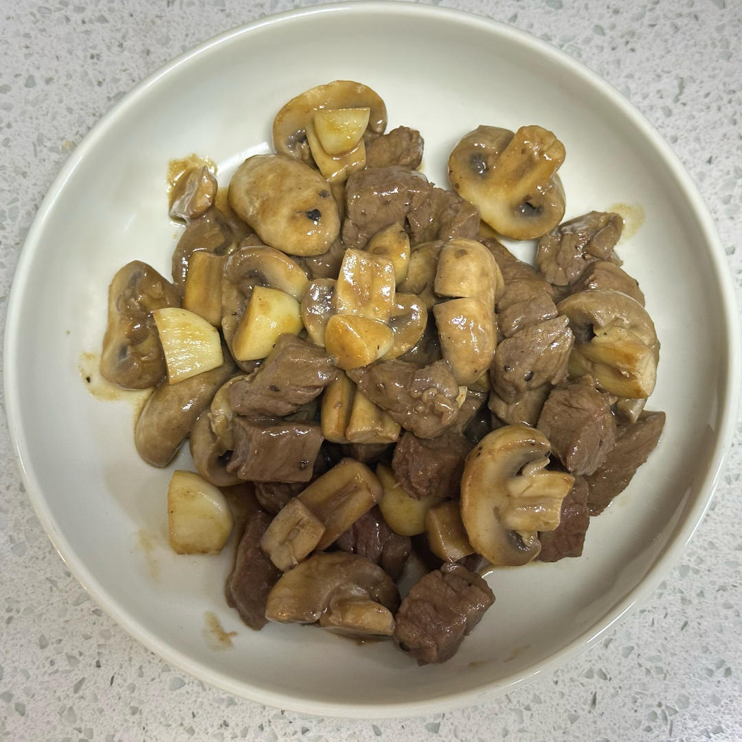黑椒牛肉粒炒口蘑
