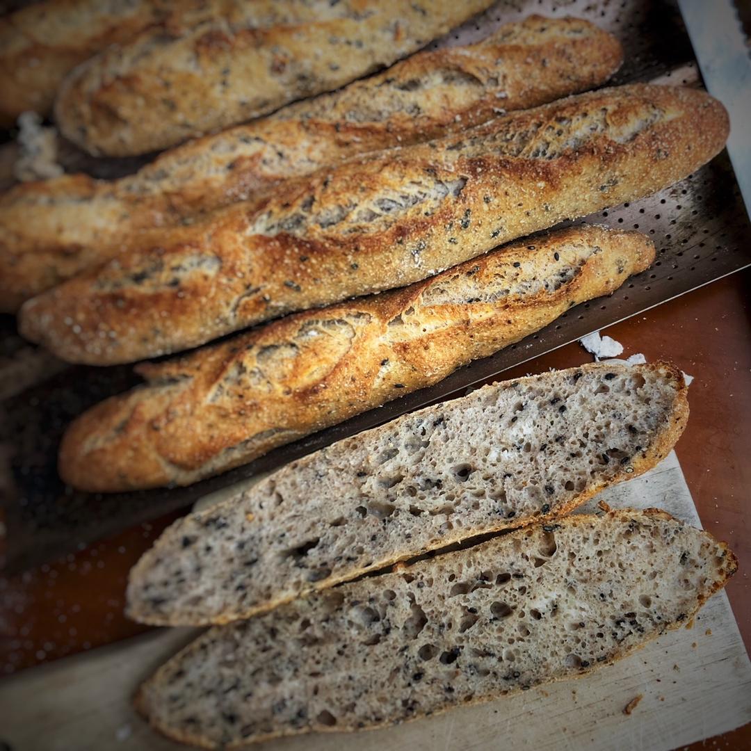 sourdough梨干罂粟籽迷你法棍