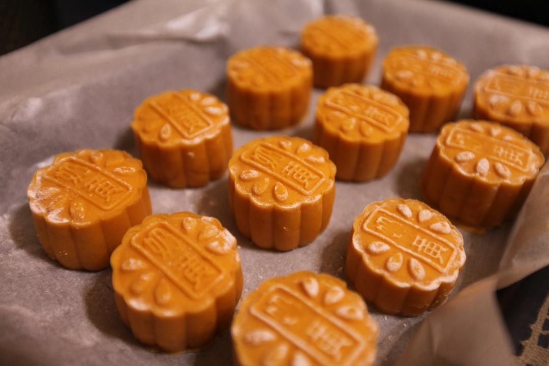 💃奶黄流心月饼——这是可以让你坐稳朋友圈厨霸位置的月饼🥮，没人点赞算我输👎