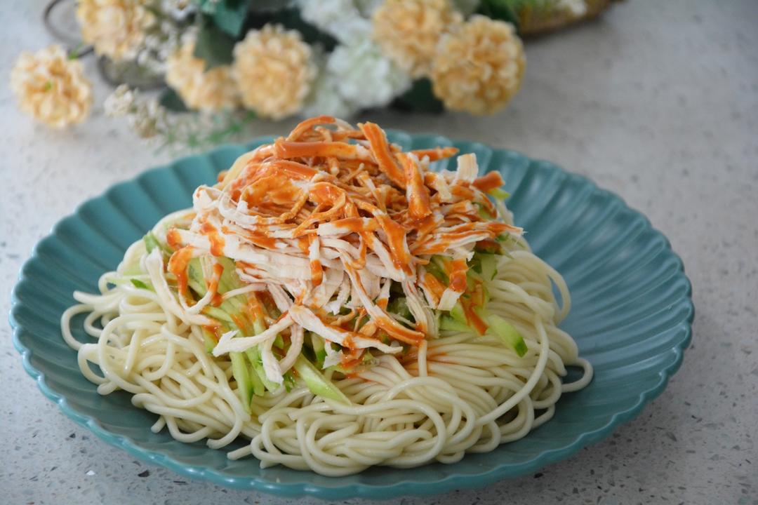 厨师长教你：“鸡丝凉面”的家常做法，味道好极了，先收藏起来