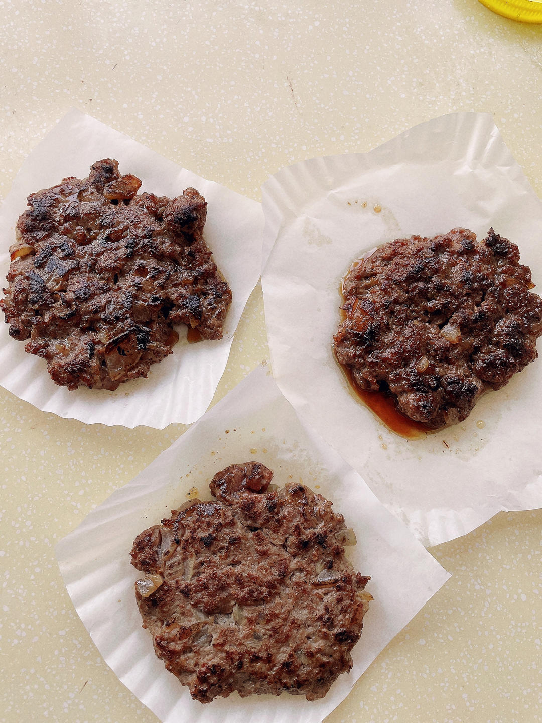 牛肉汉堡 煎出香嫩多汁的牛肉饼