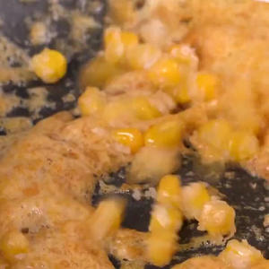 快手咸蛋黄焗玉米的做法 步骤3