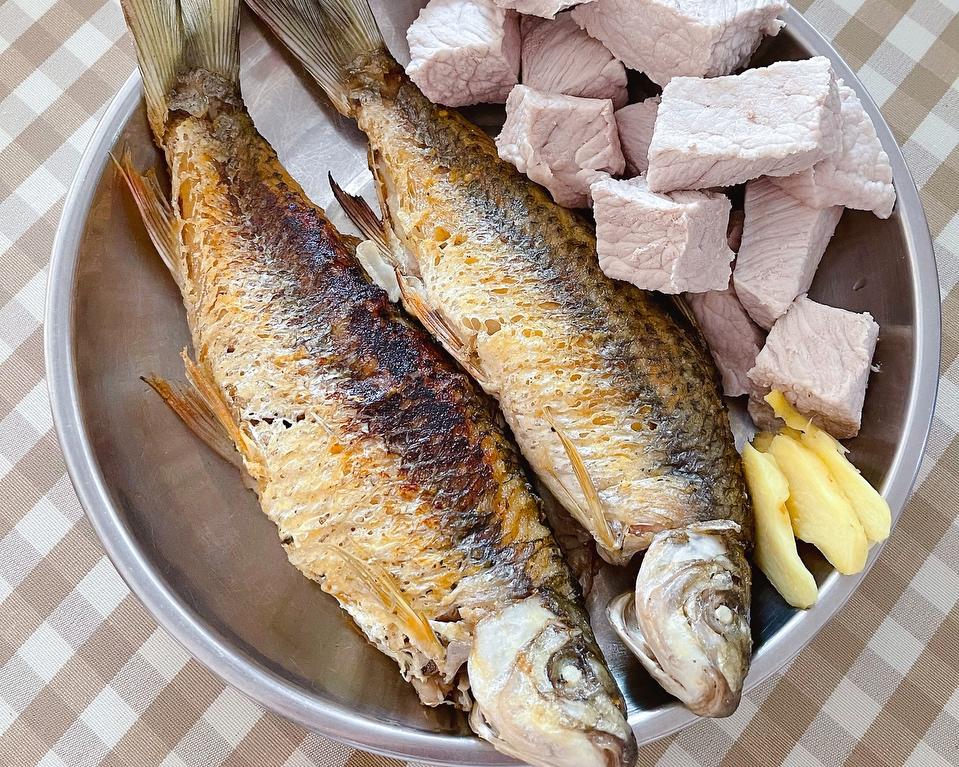 煎好的两条鱼和汆过水的瘦肉瘦肉切块,然后汆汤一下去除血腥味儿.