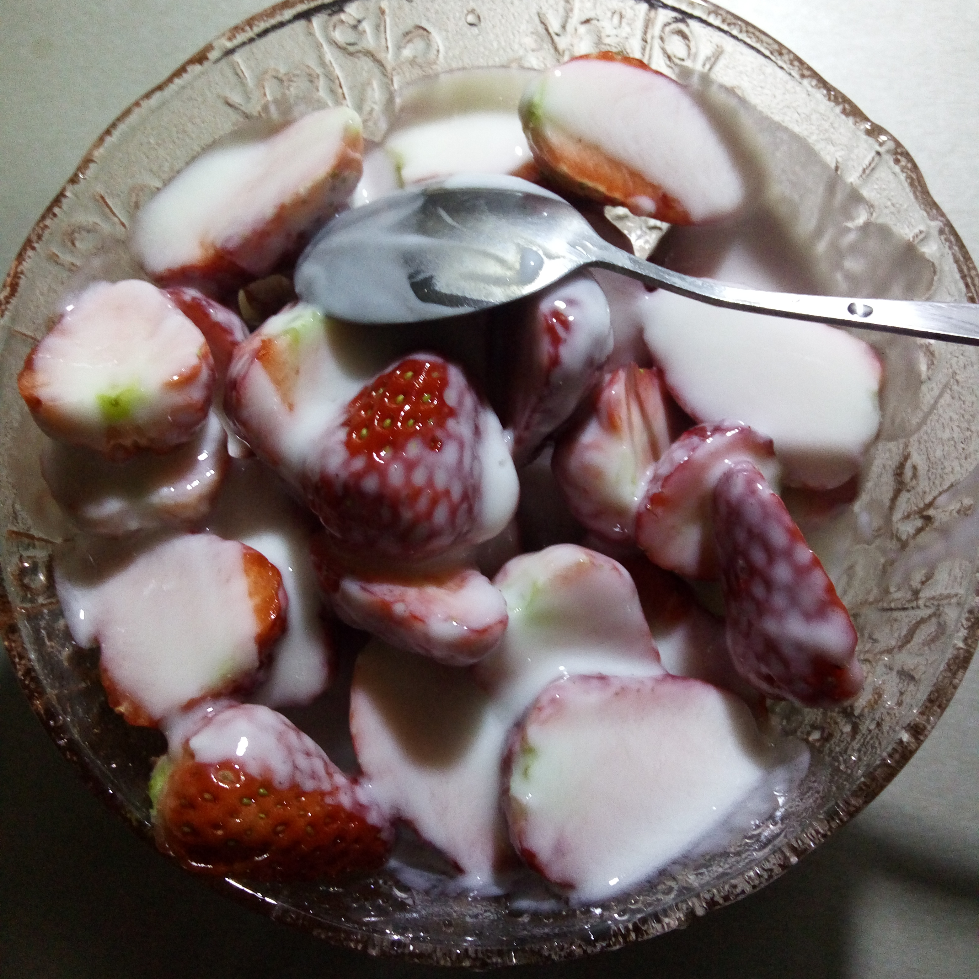 草莓拌酸奶的做法