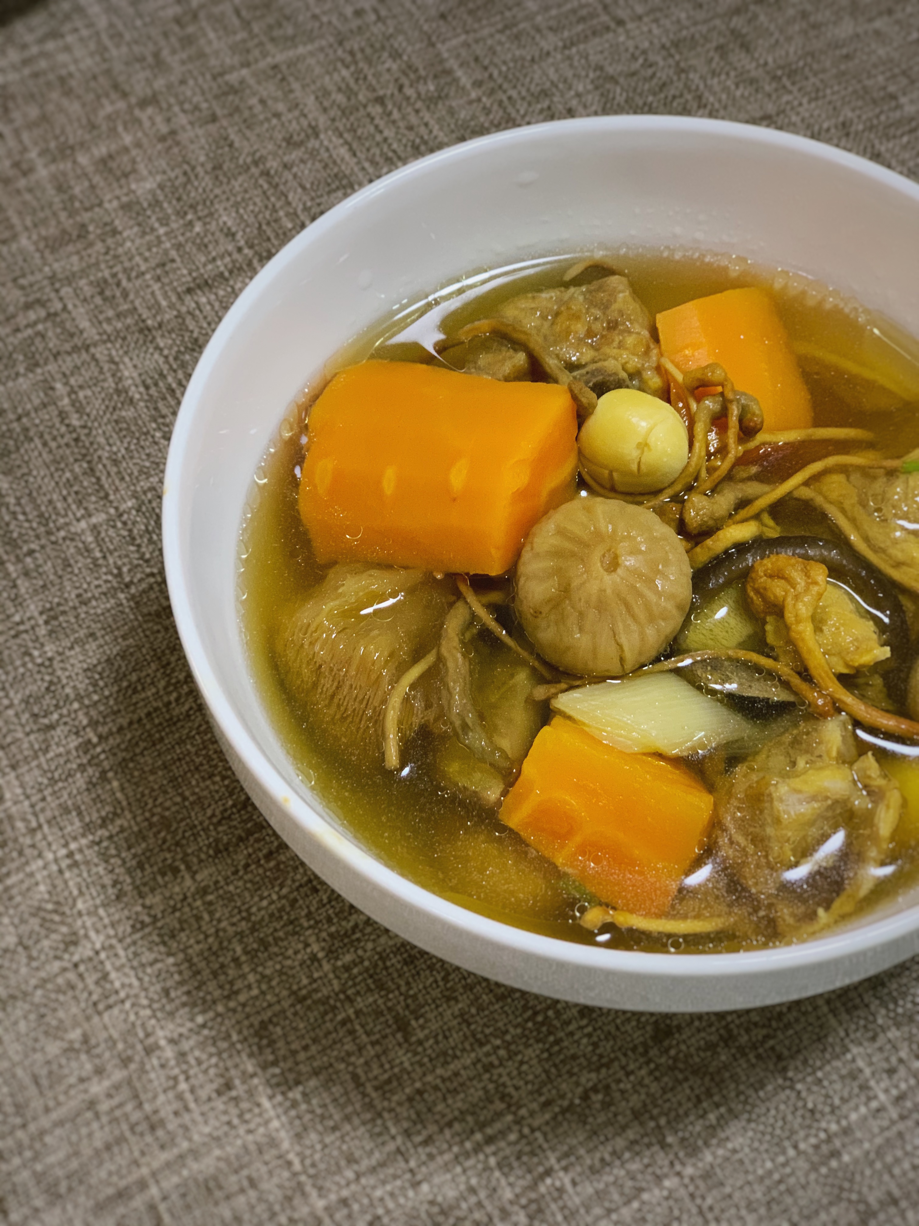 竹荪无花果菌菇炖猪骨汤的做法