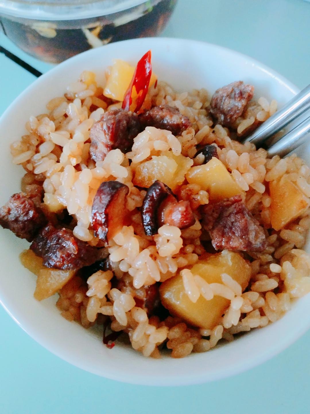 牛肉土豆香菇焖糯米饭（超级超级超级好吃😄）的做法
