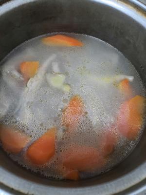鸡脚熬胡萝卜汤的做法 步骤4