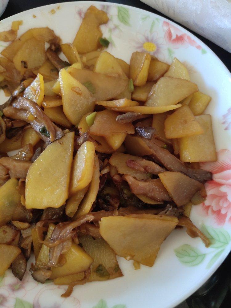 土豆片炒蘑菇